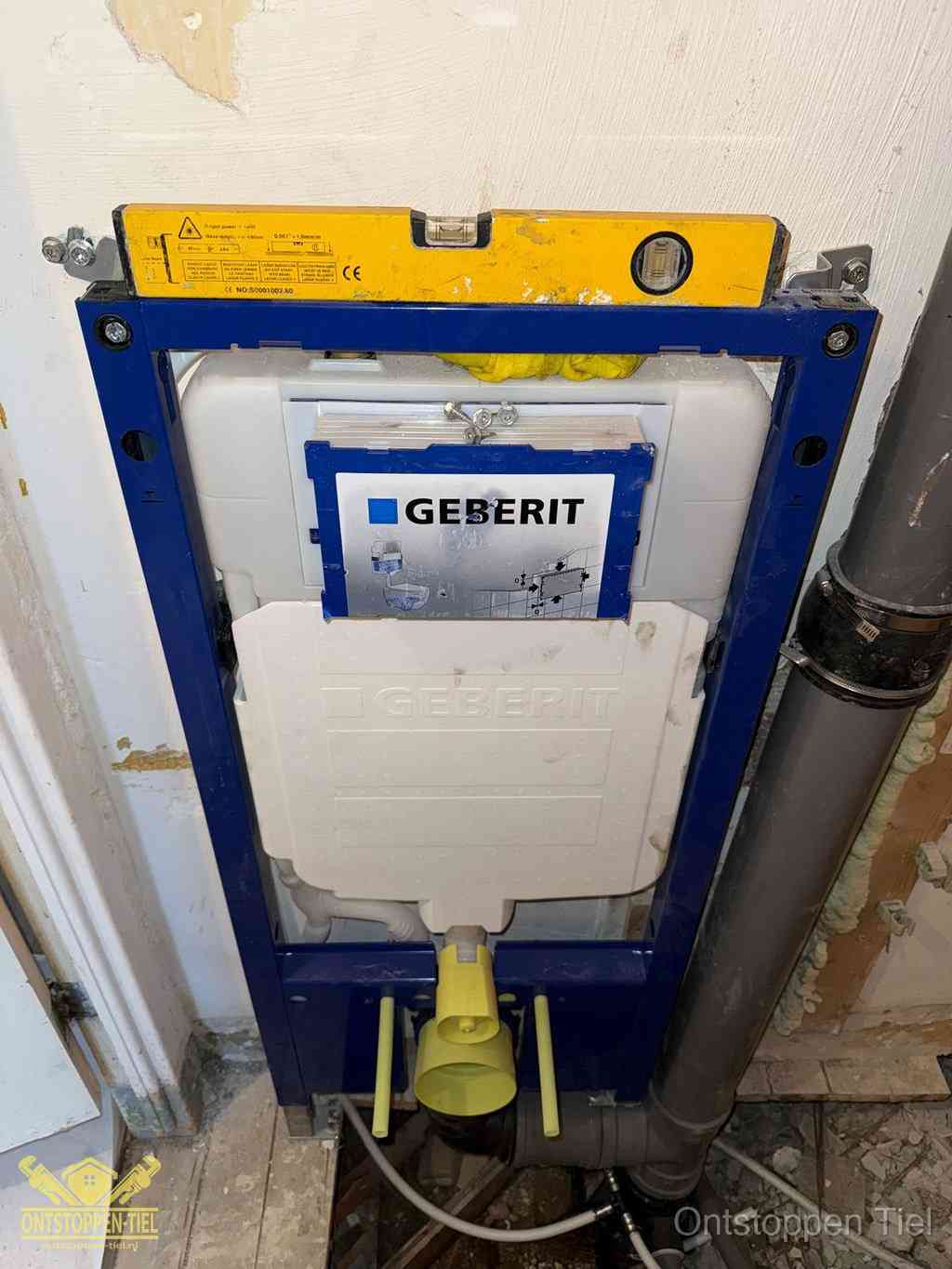 Een Geberit inbouwreservoir met frame voor een hangtoilet tegen de wand, met de afvoerbocht naar de vloer, kenmerkend voor een verstopt hangtoilet in Tiel