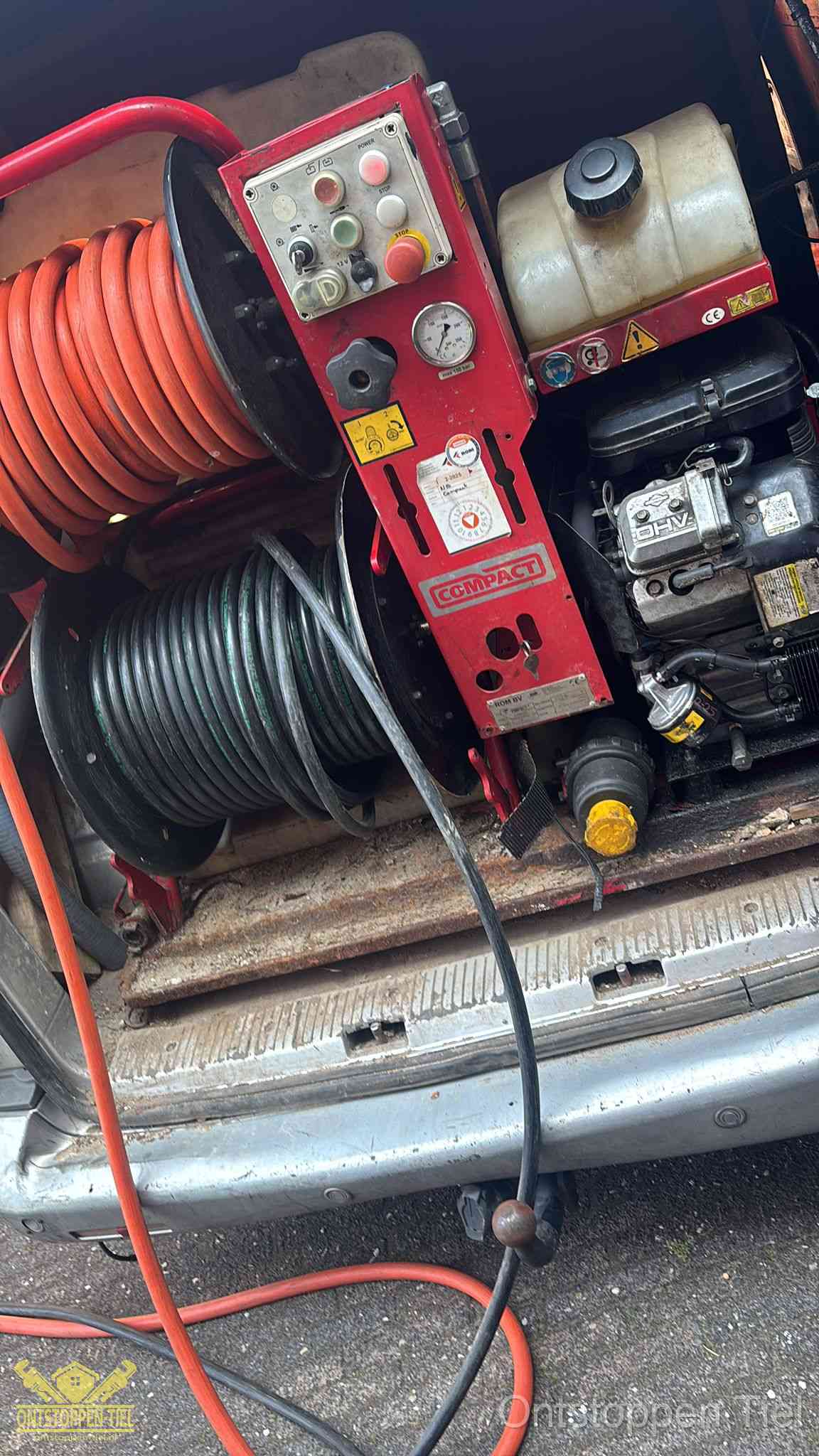 Een rood hogedruk-rioolreinigingstoestel met slangen in de laadbak van de bedrijfsbus, apparatuur voor een hardnekkige wc-verstopping in Tiel