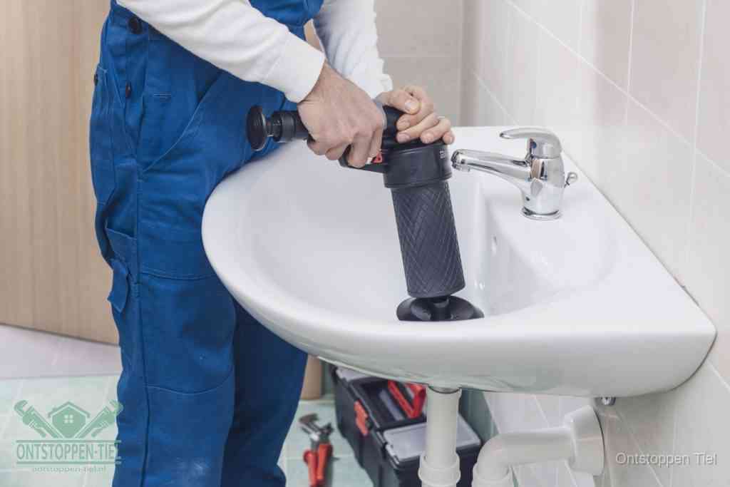 Een te ruwe doe-het-zelf poging met een hand-pomp op de afvoer van een badkamer-wastafel, een van de veelgemaakte fouten bij afvoer ontstoppen in Tiel